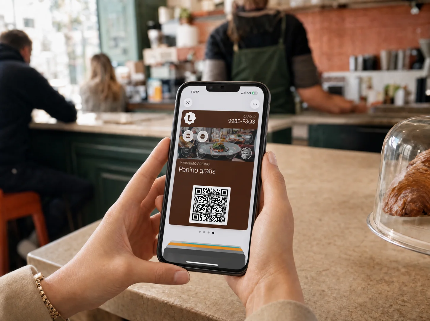 Una cliente aggiunge la carta fedeltà Corner Cafe al Wallet