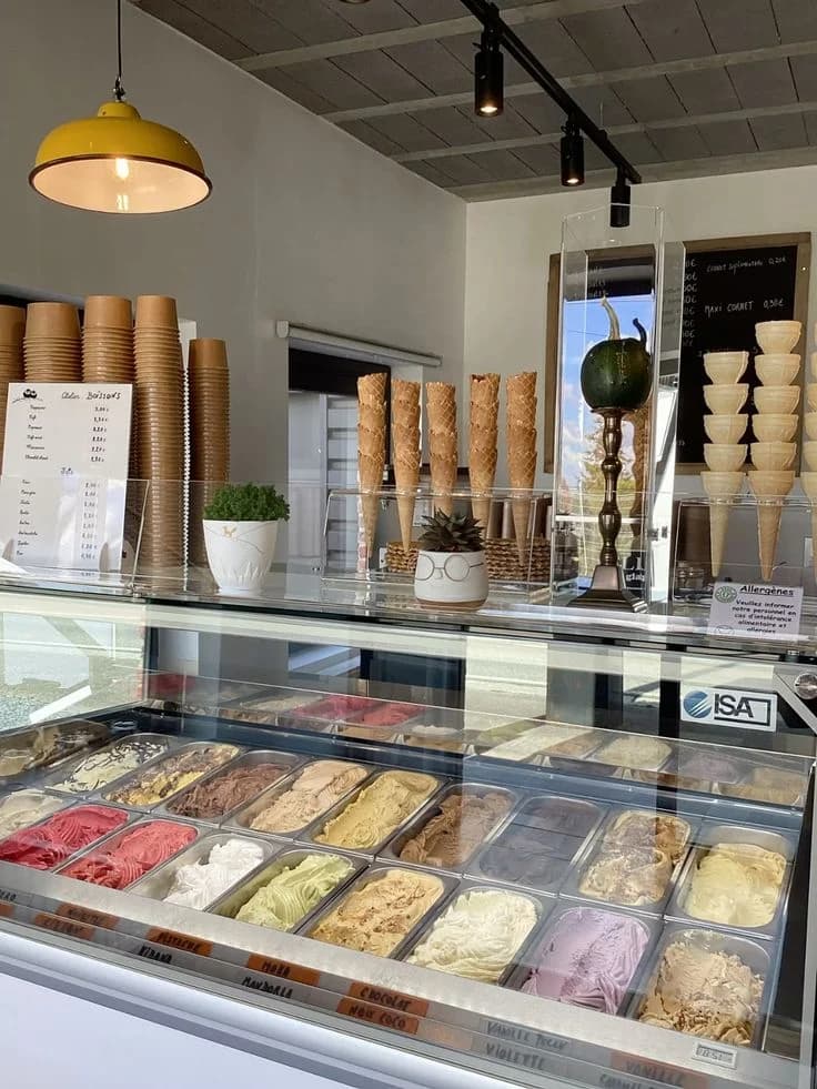 Gusti di gelato esposti al banco di una gelateria
